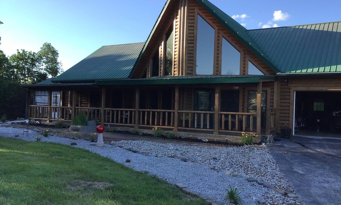 Bronston Cabin | Spacious 5 bedrooms, three stories log cabin with WiFi, AC in charming Bronston