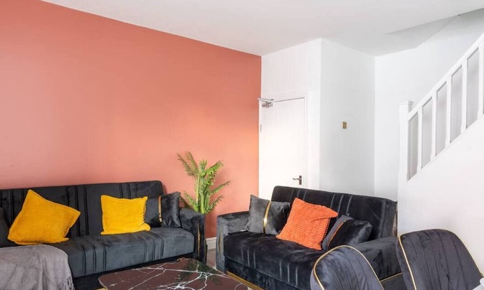 Withington House | Spacious 5-Bed Home with On-Street Parking