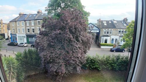 Thamesfield Apartment | Spacious 5BR 3BA Duplex in Prime Zone 2 Near Tube and River