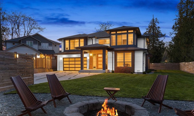 Federal Way House | Spacious 5BR/3BA + Game room, Tacoma Home w/Covered Deck & Fireplace