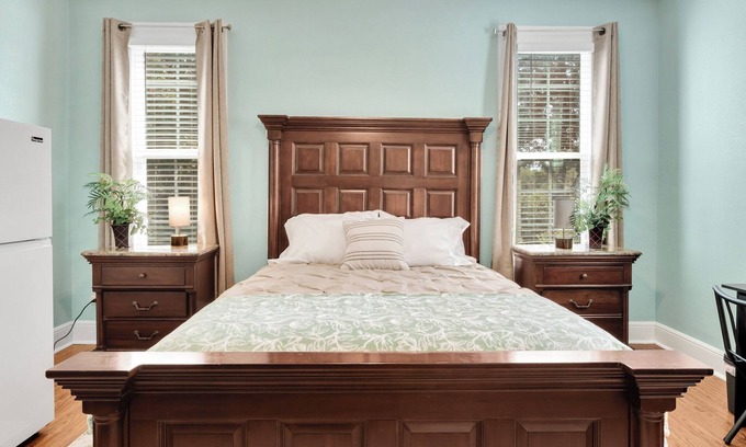 Sherman House | Spacious 5BR Corporate Home/Ideal for Work Crews & Long Stays/Centrally located