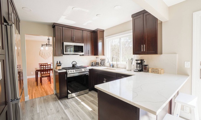 Burnsville House | Spacious 5BR Family Retreat w/In-Law Suite & Park Access – Near Mall of America