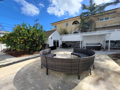 Pico - Robertson House | Spacious 5BR Private Home 5 minutes to Rodeo Drive with Hot Tub Spacious Backyard Parking