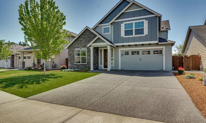 Vancouver House | Spacious 5BR Retreat, Hot Tub, Sleeps 12, Pets