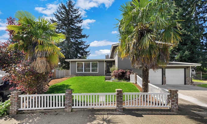 Renton House | Spacious 5BR Retreat w/Sunshine & Lush Green near Bellevue, Seattle and Airport