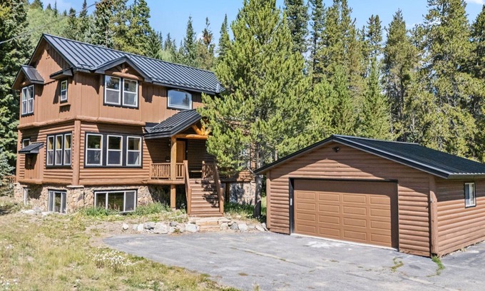 Blue River House | Spacious 5BR w/Mountain Views, Hot Tub – 5 Mins to Slopes & Main St. Breck!