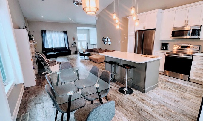 Tay House | Spacious 6-bdrm luxury, modern house with lake view in cottage country, Ontario