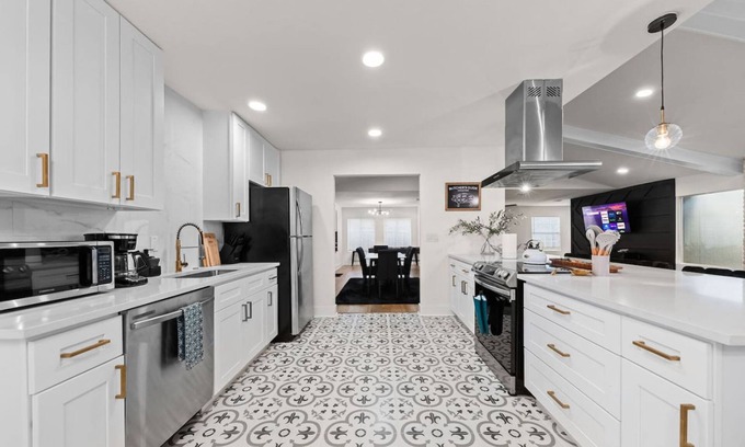 North San Antonio - SAT House | Spacious 6 Bed House Airport Pet Friendly AFB