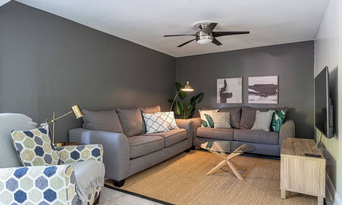 Lake Ridge Villa | Spacious 6-bedroom villa Tropical Retreat for 12 - Pool - BBQ in Fort Lauderdale