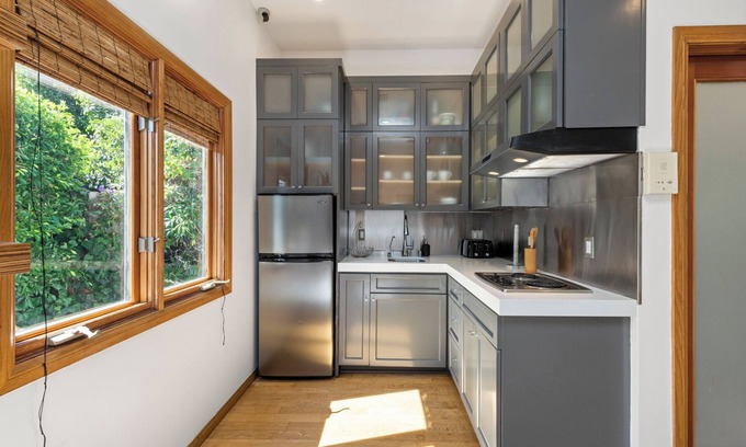 Beverly Hills House | Spacious 6-bedroom house with AC, WiFi in amazing West Hollywood