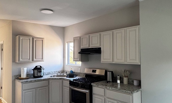 New Brighton House | Spacious 6-bedroom house in charming Staten Island with WiFi