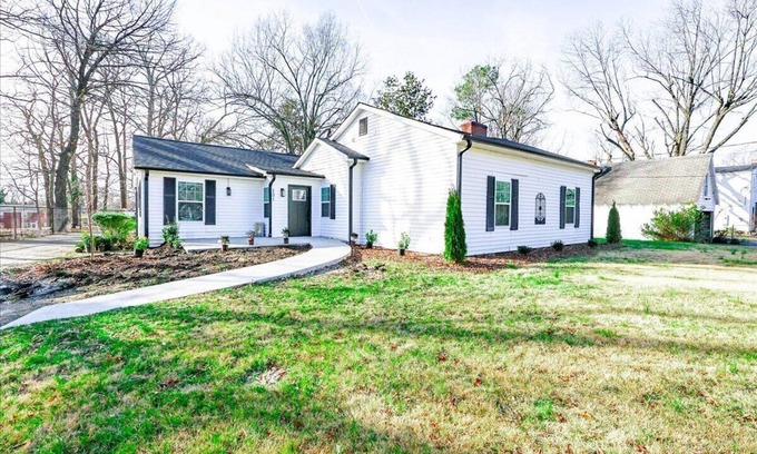 High Point House | Spacious 6-bedroom 4-bathroom House High Point Emerywood