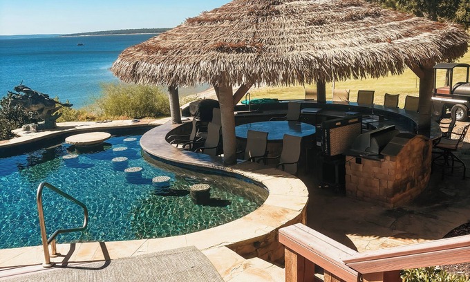 Kingston House | Spacious 6-bedroom/7 bathroom Lakeside house on Lake Texoma.