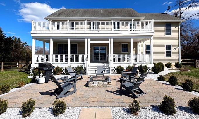 Shady Side House | Spacious 6-bedroom country house on the water in beautiful Shady Side with WiFi