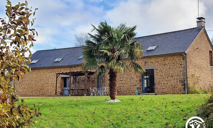 Carelles Cottage | Spacious 6-Bedroom Cottage with Fishing Pond, Games & Garden - Sleeps 12-15