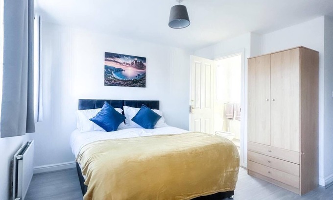 Stonnall House | Spacious 6 Bedroom House Near City Centre