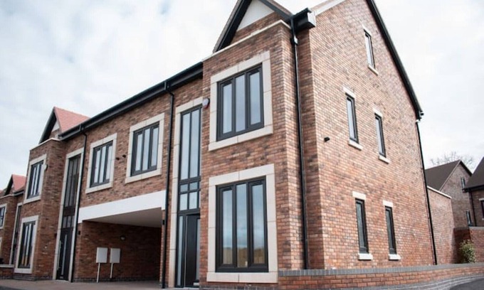 Stonnall House | Spacious 6 bedroom home, Sleeps 11, Close to BHX & Motorways, LONGER TERM STAYS