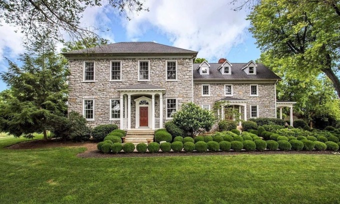 St. James House | Spacious 6-bedroom Historic Estate in Tranquil but Convenient Location