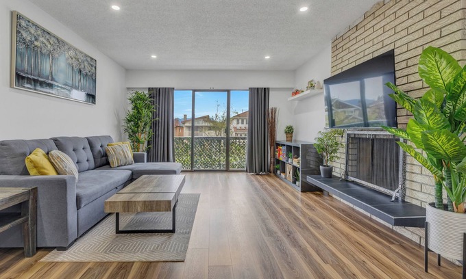 Fraserview House | Spacious 6-bedroom House, Safe area, Free Parking, Central close to Downtown