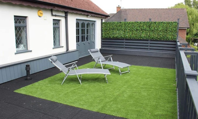 Nuneaton House | Spacious 6 bedroom home with outdoor dining area