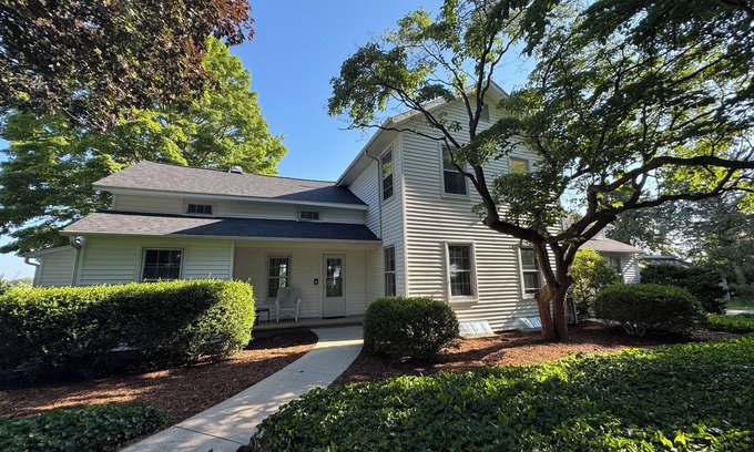 Fennville House | Spacious 6-bedroom house, great for groups. Huge private 2 acre yard.