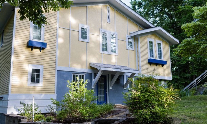 Jamestown House | Spacious 6-bedroom house with WiFi & AC in charming Jamestown lake ramp access