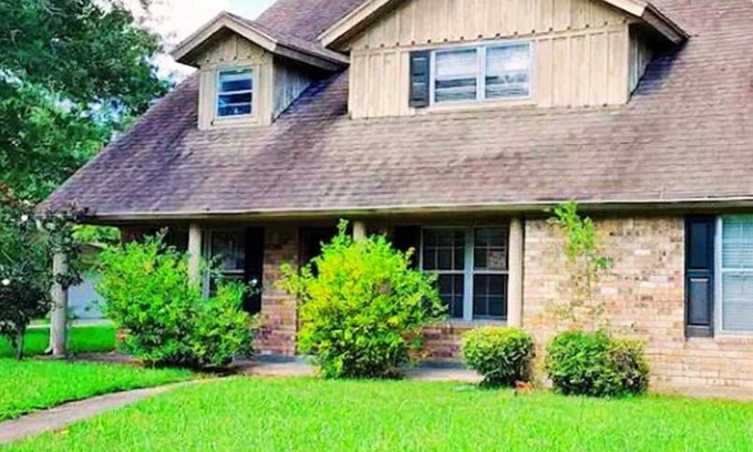 Orange House | Spacious 6-bedroom Home Perfect for Large Groups!