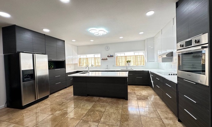 Eastern Honolulu House | Spacious 6-bedroom house with AC and WiFi in charming Honolulu