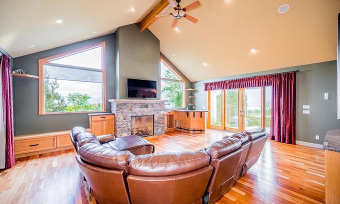 Okanagan-Similkameen House | Spacious 6 Bedroom House in Penticton