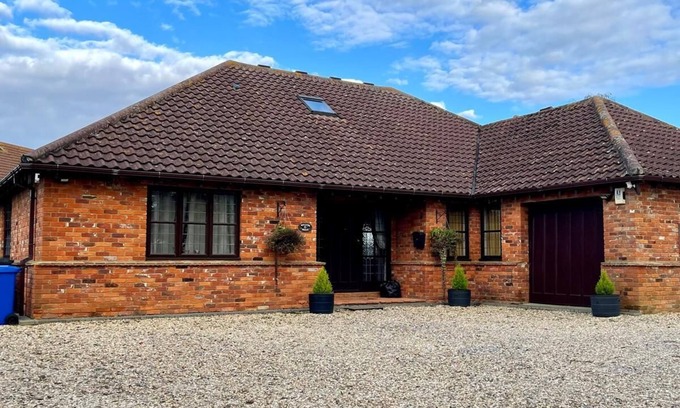 Bedford House | Spacious 6-bedroom house in charming Bedford with WiFi