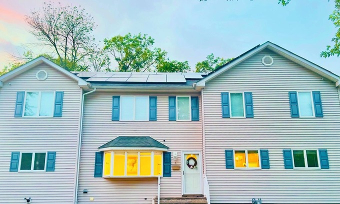 Edison House | Spacious 6-bedroom house in Edison near TopGolf & Supercharge with AC, WiFi