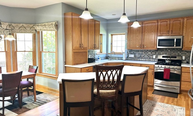 Hudson House | Spacious 6-bedroom house in delightful Hudson with WiFi, AC