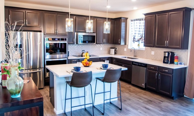 Aurora House | Spacious 6-Bedroom Retreat, Gym + Office