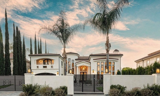 Tarzana House | Spacious 6-bedroom house with WiFi, AC in amazing Los Angeles