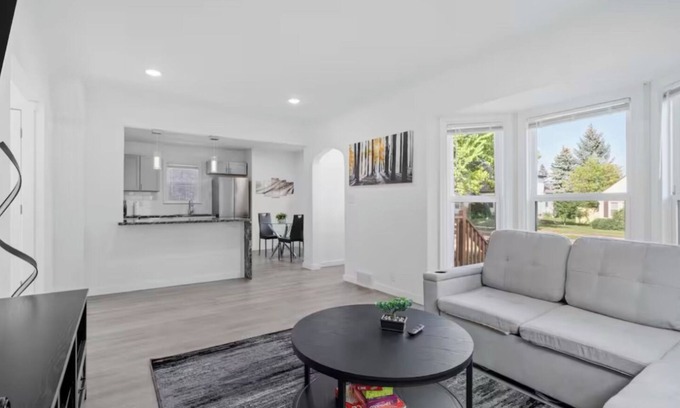 Nokomis House | Spacious 6-bedroom house in fabulous Minneapolis with WiFi, AC