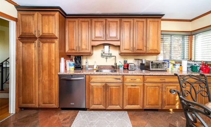 Heathcote House | Spacious 6-bedroom house in safe neighborhood near NYC
