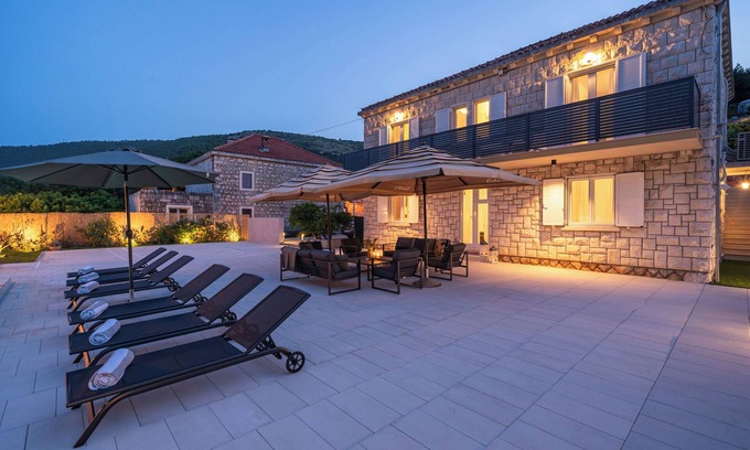 Komolac Villa | Spacious 6-bedroom villa in lovely Komolac with WiFi, AC