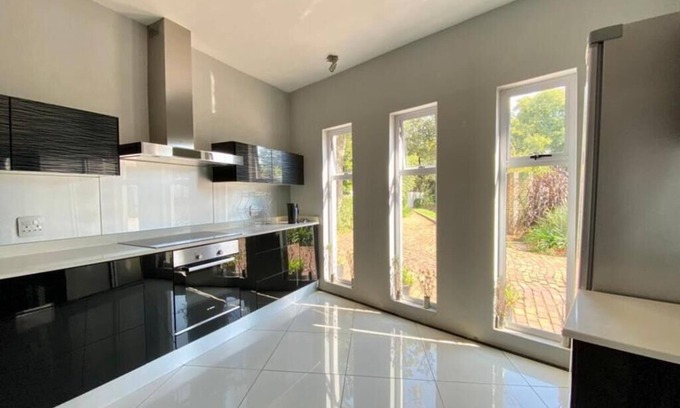 Durban North House | Spacious 6-bedroom house with AC, fitness room and WiFi in gorgeous Durban North
