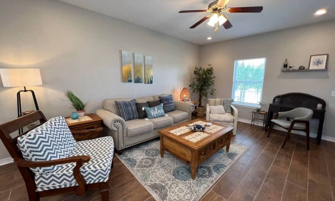Navarre Apartment | Spacious, 6 Sleeper, 2 Kings, 4 Mi. to the Beach