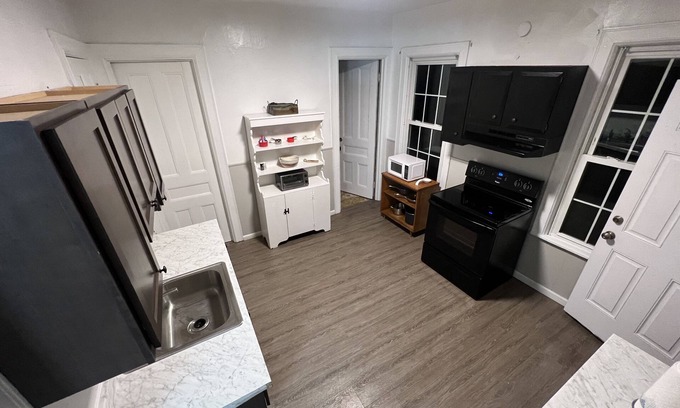 Geneva House | Spacious 6BD/2BA Colonial Style House - DT Geneva