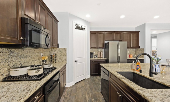 Colton Villa | Spacious 6BD3BA One- Floor villa WiFi Riverside 10Beds 4TVS BBQ