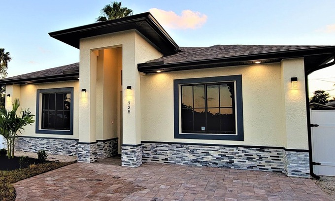 Naples Park House | Spacious 6bdr/5bath Vacation Home 1 mi to beach