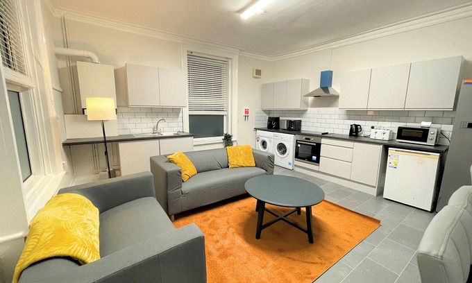 Sheffield House | Spacious 6BR House w/Free Parking