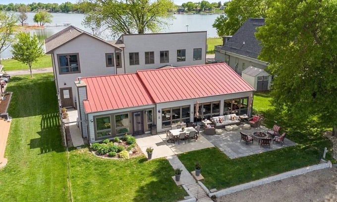 Wentworth House | Spacious 6BR Lakefront Cabin - Beach Access & Stunning Views on Lake Madison