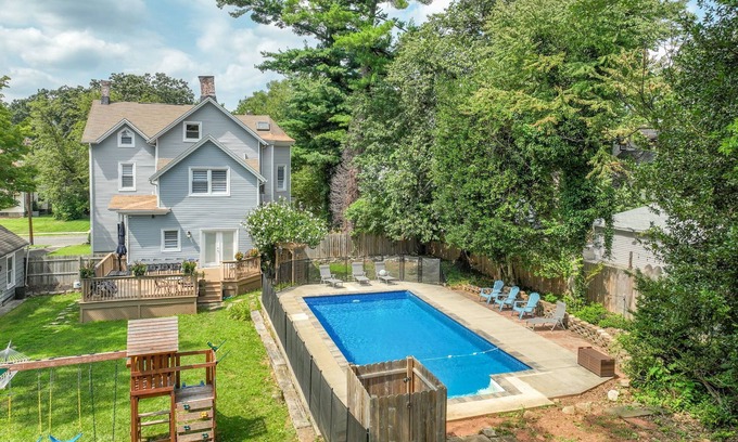 Roselle House | Spacious 6BR Retreat - Pool - Fire Pit - BBQ - 30 Min to NYC!