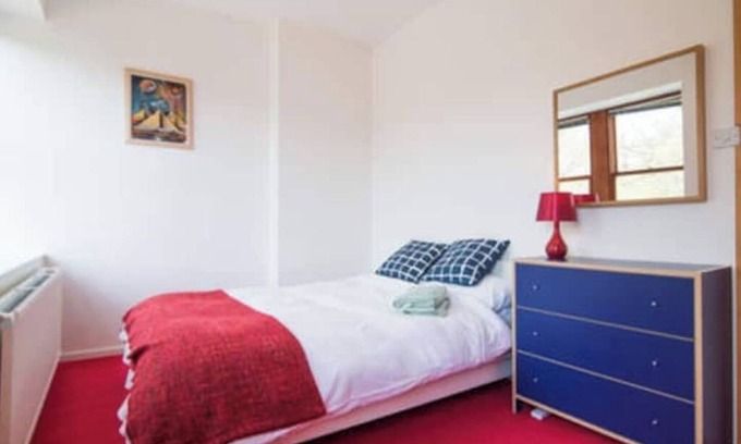 Ainley Top House | Spacious 7 Bed House Sleeps 6 - Perfect Retreat