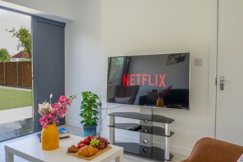 Harrow Apartment | Spacious 7 Bedroom House in Harrow Greater London 2 Parking & Fast WiFi