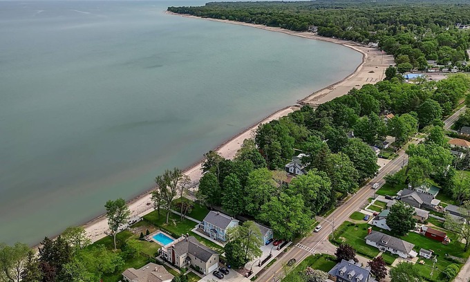 Lake Erie Beach House | Spacious 7-bedroom house in marvelous Angola on the Lake with AC