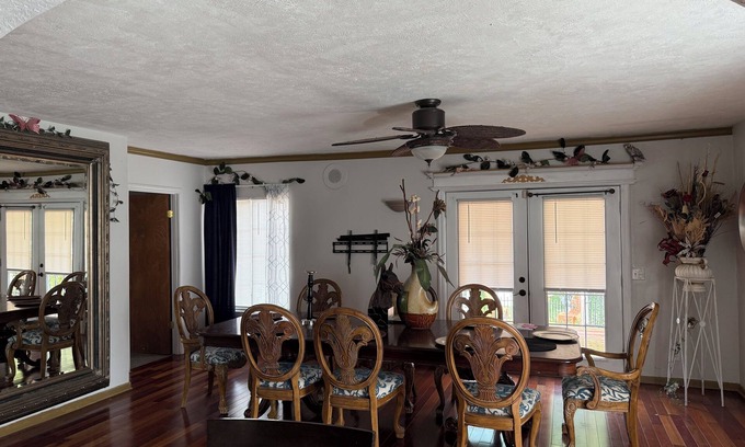 Omaha House | Spacious 7-bedroom house with WiFi, fitness room in delightful Omaha