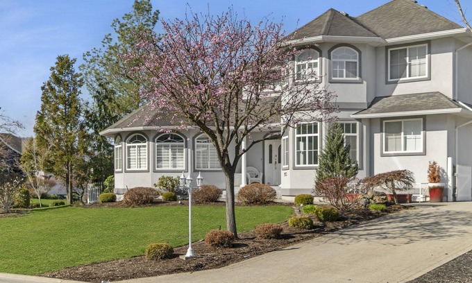 Popkum House | Spacious 7 BR House With Pool & Hot Tub Near Harrison Hot Springs